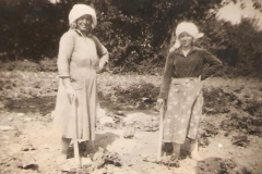 Δύο φίλες σκάβουν