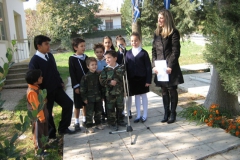 Τα παιδιά ψάλλουν τον Εθνικό Ύμνο