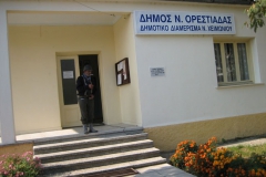 Ο Νικόλας στην είσοδο της Κοινότητας