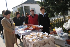 Μέλη των ΖΑΛΟΥΦΙΩΤΙΚΩΝ ετοιμάζουν τα εδέσματα της δεξίωσης