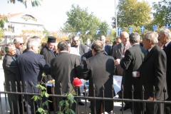 Δεξίωση μπροστά απο το Κοινοτικό Κατάστημα