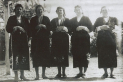 Νύφες Χειμωνίου με παραδοσιακή φορεσιά